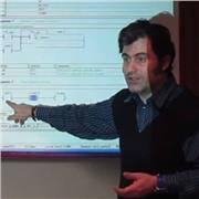 Docente e formatore impartisce lezioni di programmazione dei PLC Siemens